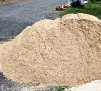 จำหน่ายทรายหยาบ พระนั่งเกล้าวัสดุก่อสร้างครบวงจร พร้อมบริการขนส่งเต็มคัน ราคาถูก ประหยัดทุกงาน